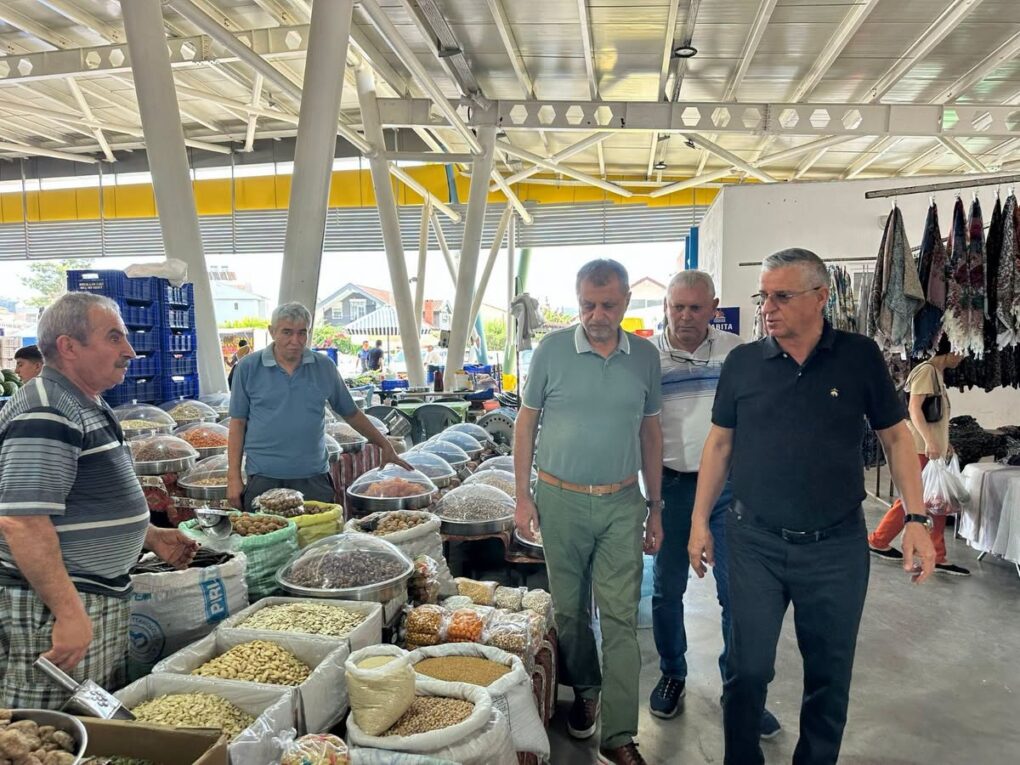 Başkan Topaloğlu’ndan pazar esnafına ziyaret