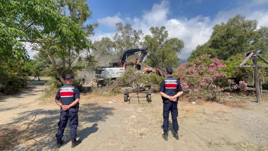 Tekirova’da Kaçak Bungalovlara Yıkım