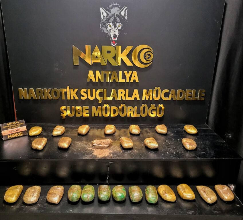 Aile Görüntüsü Vererek İlimize Uyuşturucu Nakleden 3 Şahıs Eroin Maddesi ile Yakalandı