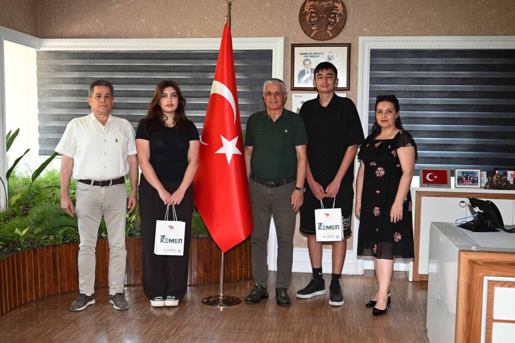 Başkan Topaloğlu, YKS’de derece yapan öğrencileri ağırladı