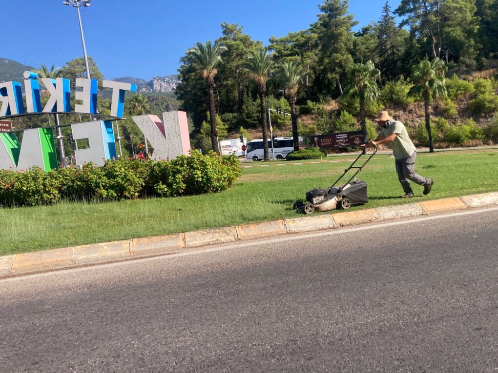 Kemer’de parklarda çim biçme çalışmaları