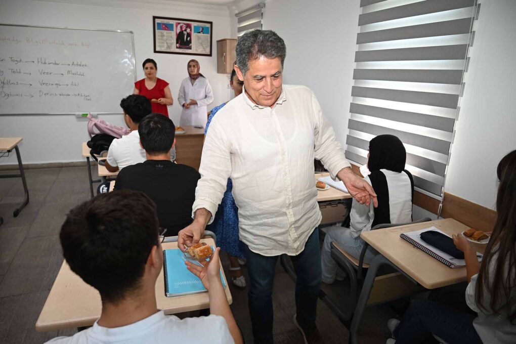 Kemer’de eğitime tatlı dokunuş