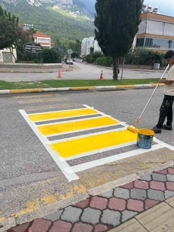 Kemer’de okul önlerindeki yaya geçitleri boyanıyor