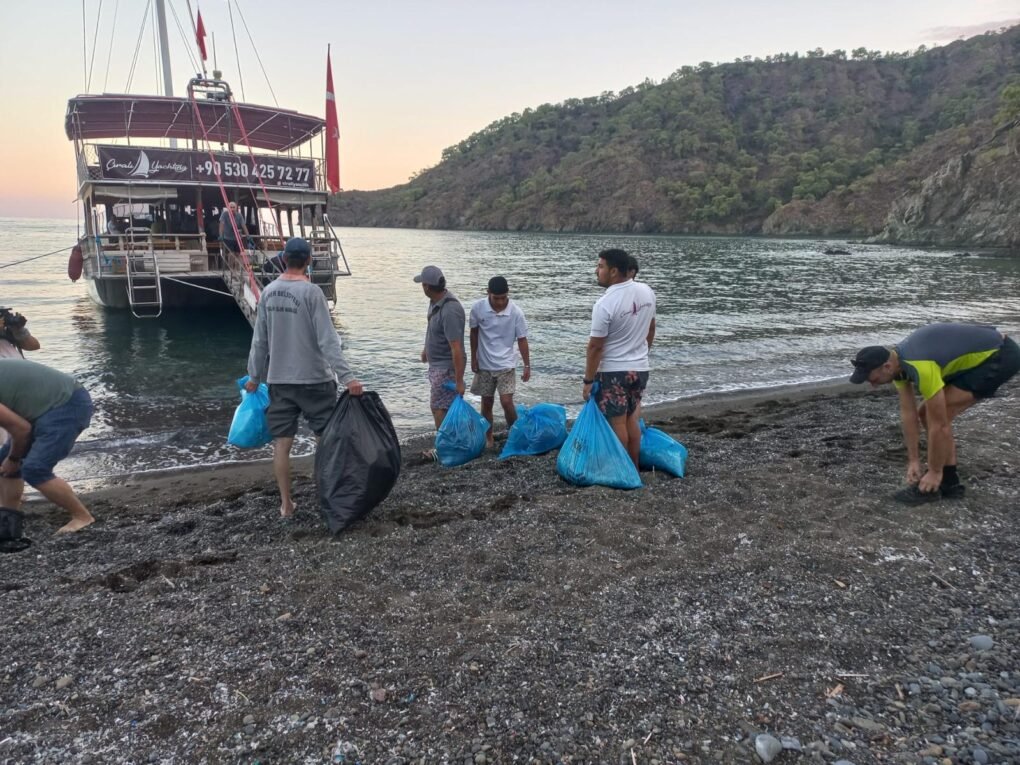 Kemer’de kıyı temizliği