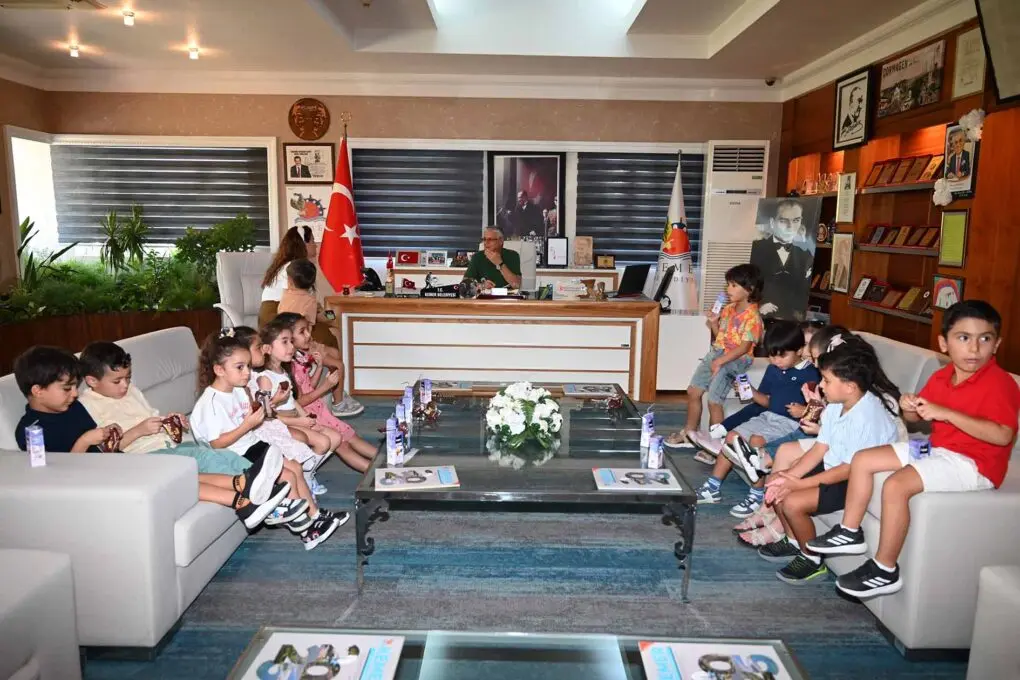 Minik yürekler bağış sertifikasını Başkan Topaloğlu’na sundu 