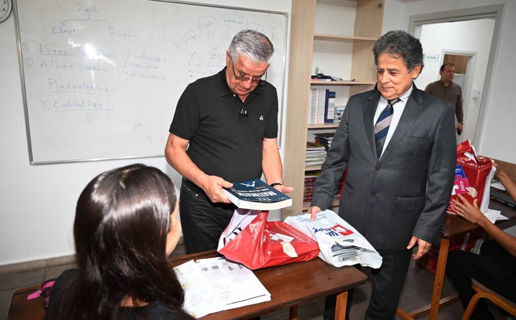 Öğrencilere ücretsiz kitapları dağıtıldı