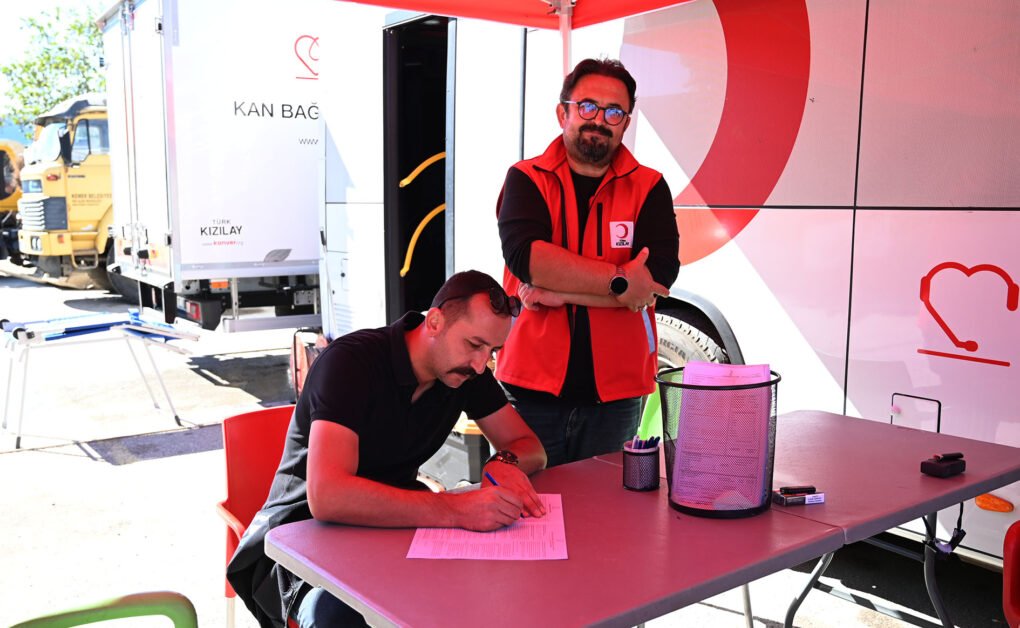 Kemer Belediye personelinden kan bağışı