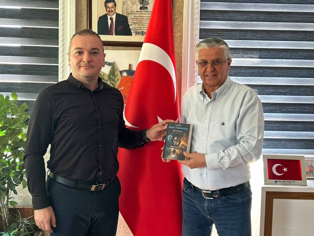 Balıca, yeni kitabını Başkan Topaloğlu’na takdim etti