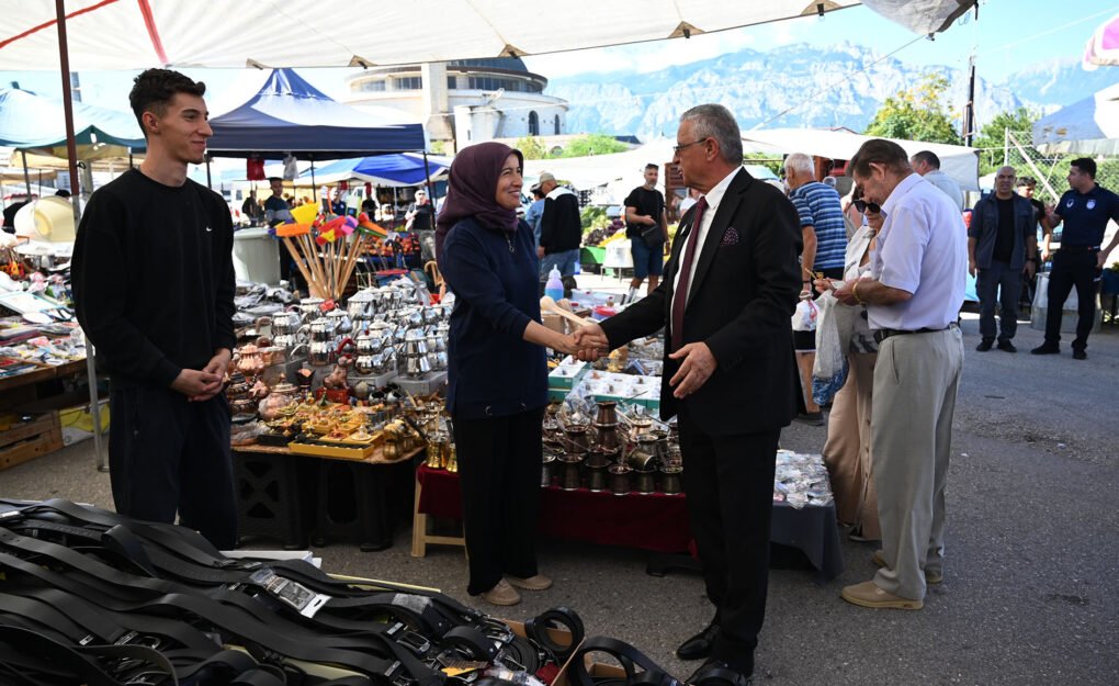 Başkan Topaloğlu’ndan pazar esnafına ziyaret 