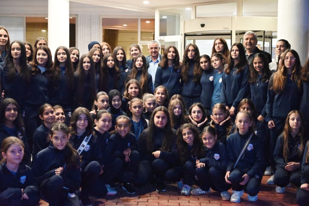 Başkan Topaloğlu’ndan voleybolculara motivasyon yemeği 