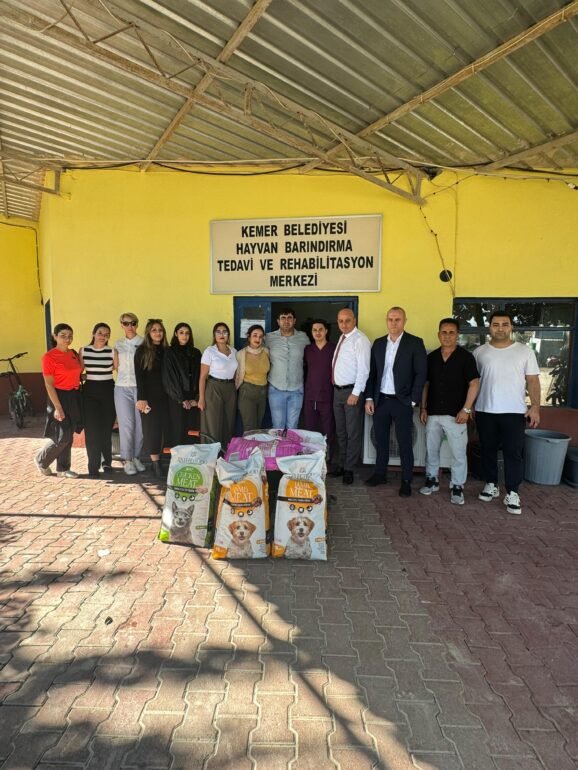 Crystal Otel Grubu’ndan Kemer’deki can dostlarına mama desteği