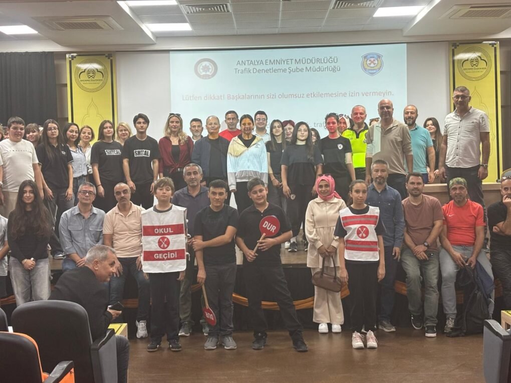 ANTALYA’DA 786 OKUL GEÇİT GÖREVLİSİNE TRAFİK EĞİTİMİ